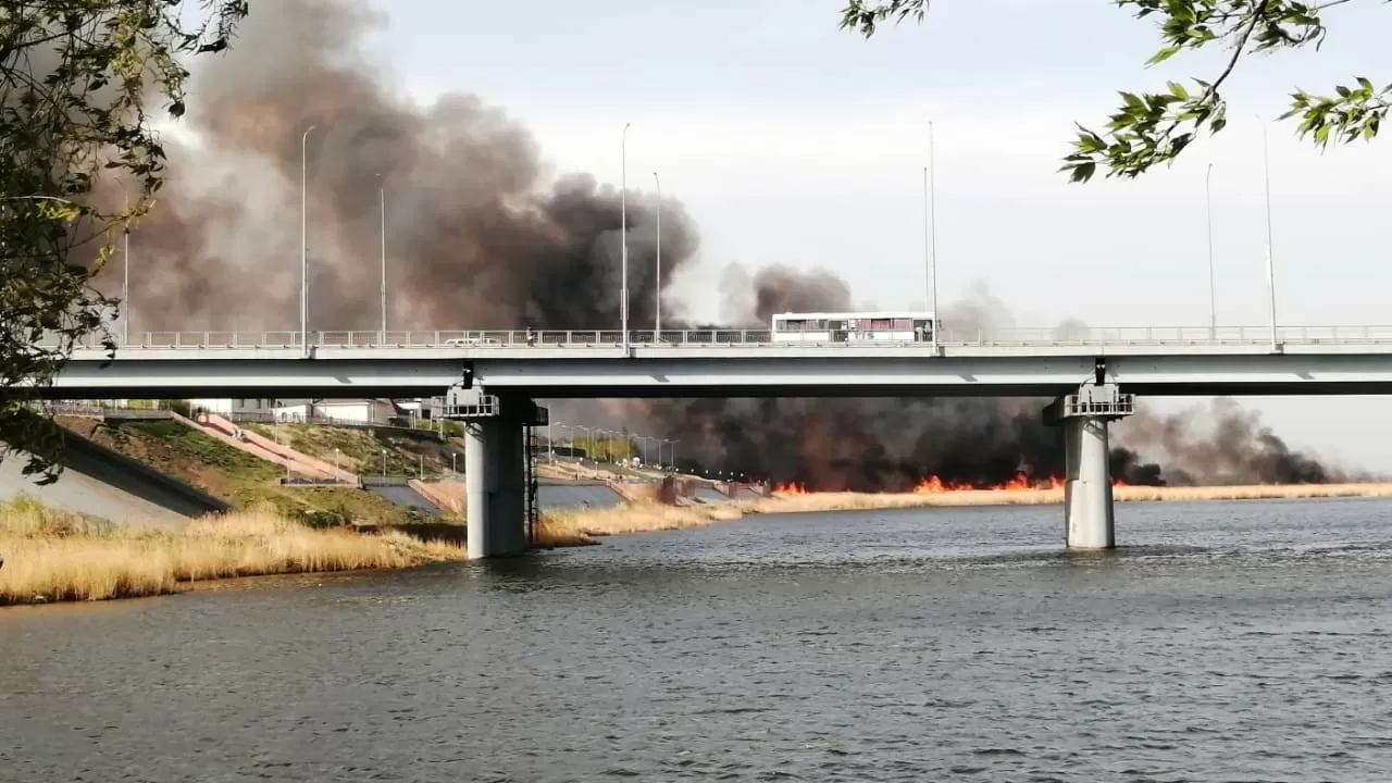 Крупный пожар в Костанае: огонь с камышей перешел на дома