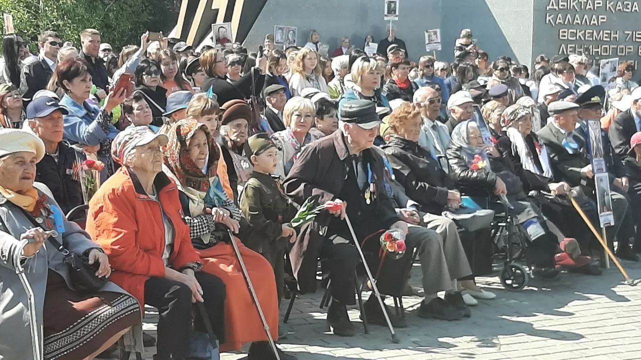 Тысячи человек в Усть-Каменогорске пришли почтить память погибших в годы ВОВ 