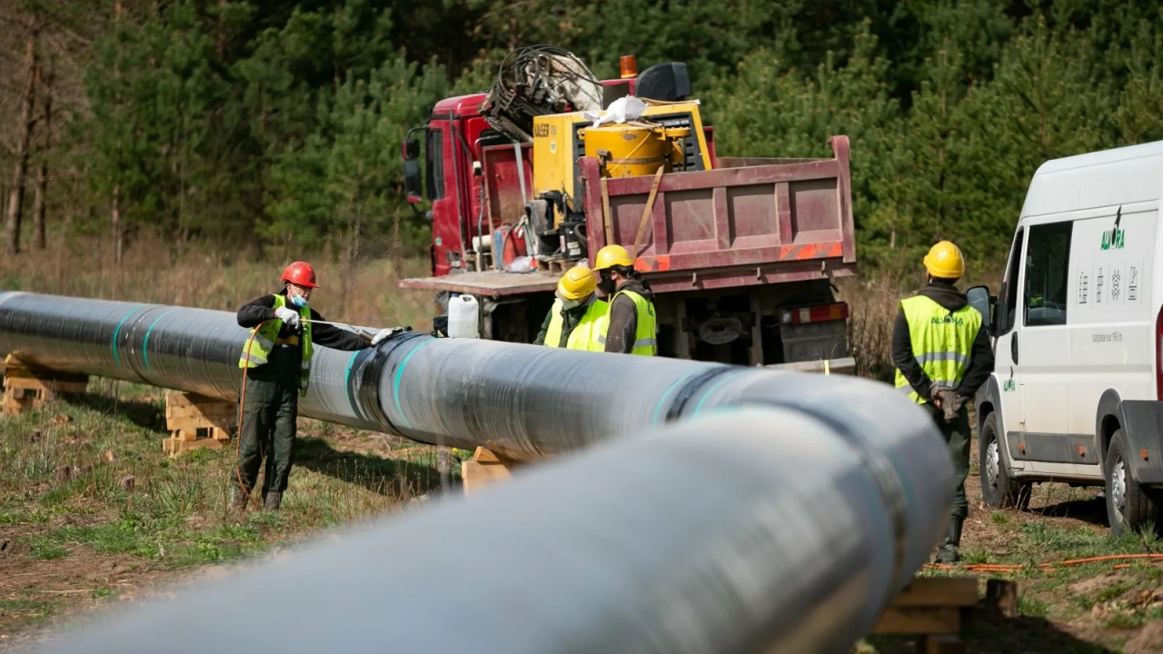 Газопровод вакансии. Газопровод в Литву. Польша газопровод. Газовая труба Литвы с Польшей. Газопроводы в Европу.