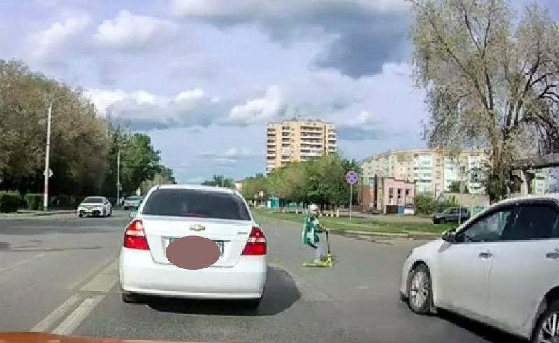 В Уральске водитель сбил ребенка, отвез его домой и уехал