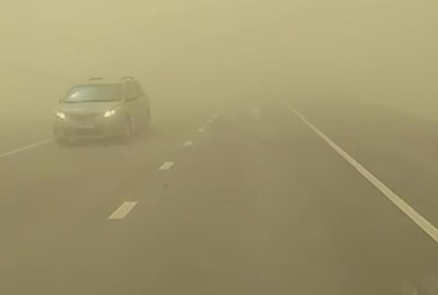 Пыльная буря накрыла трассу в Мангистау