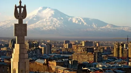 Парламентская оппозиция штурмует здание мэрии армянской столицы