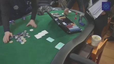 Незаконный покерный клуб выявили сотрудники АФМ в Караганде