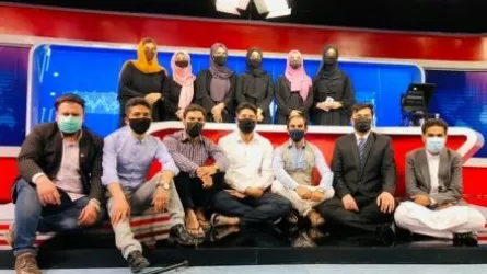 В Афганистане телеведущие-мужчины надели маски в знак солидарности с коллегами женщинами