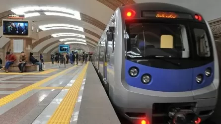 В метро Алматы состав застрял между станциями