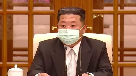 Ким Чен Ын впервые появился на публике… в медицинской маске  