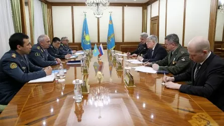 Министр обороны Казахстана встретился с чрезвычайным и полномочным послом Российской Федерации