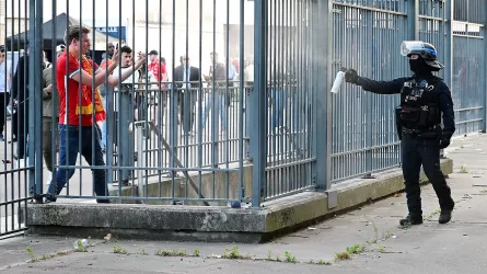 Французская полиция перед финалом Лиги чемпионов применила слезоточивый газ против безбилетных фанатов