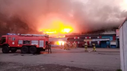 Крупный пожар произошел на рынке в Щучинске, погиб мужчина