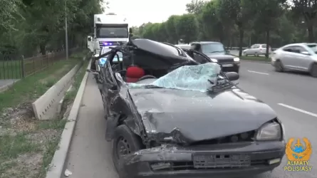 В Алматы водитель чудом остался жив после страшного ДТП