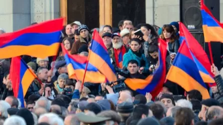 Оппозиционные депутаты прорвались в правительственное здание в Ереване