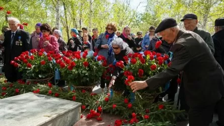 "Гирлянды Славы" и цветы возложили на могилу погибших в годы ВОВ в Нур-Султане