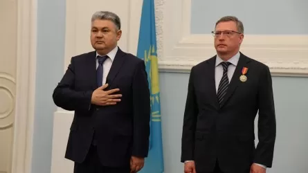 Губернатор Омской области получил орден "Достык" за сохранение казахской культуры и языка