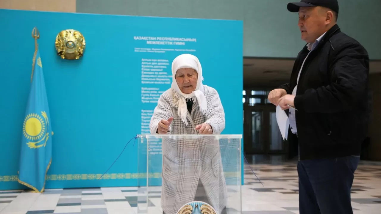 В Казахстане стартовал референдум 