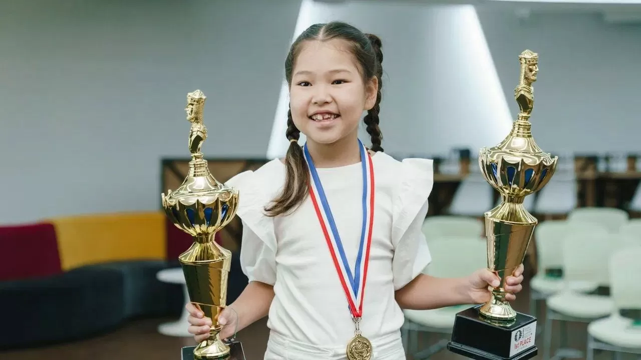 Токаев поздравил 7-летнюю шахматистку с победой