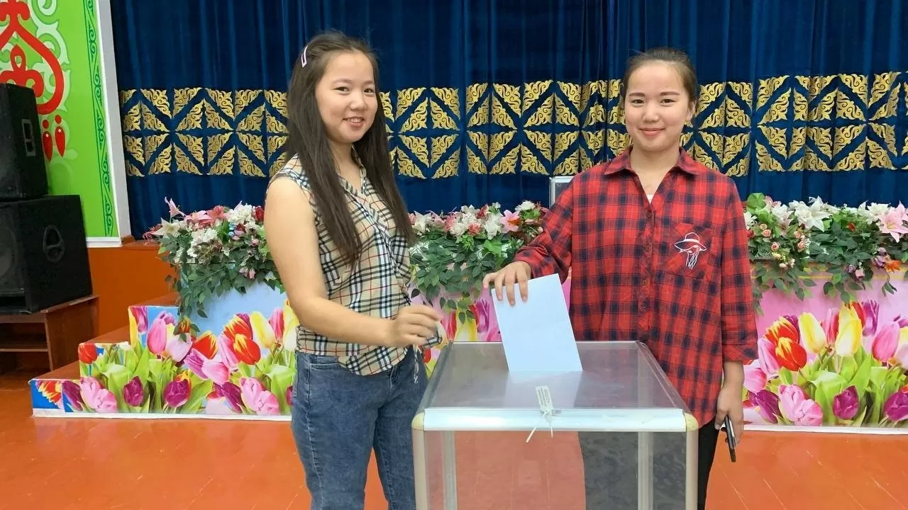 Двойняшки из Кызылординской области отдали свои голоса на референдуме  