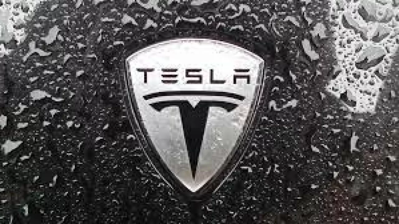 Илон Маск пообещал выпустить электропикап Tesla Cybertruck уже в 2023 году