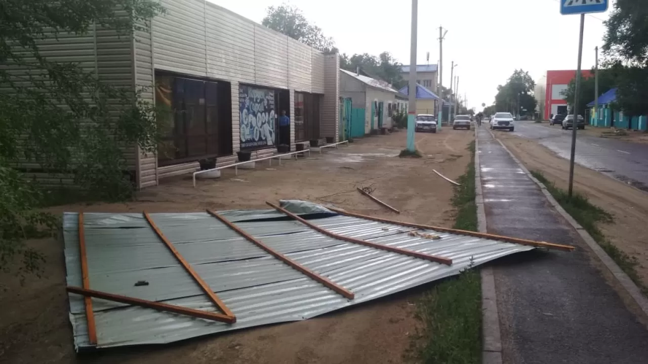 Ураганный ветер в райцентре Актюбинской области снес крыши двух магазинов и повалил дерево