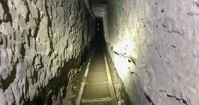 Өзбекстан тұрғынының үйінен контрабандаға арналған туннель табылды 