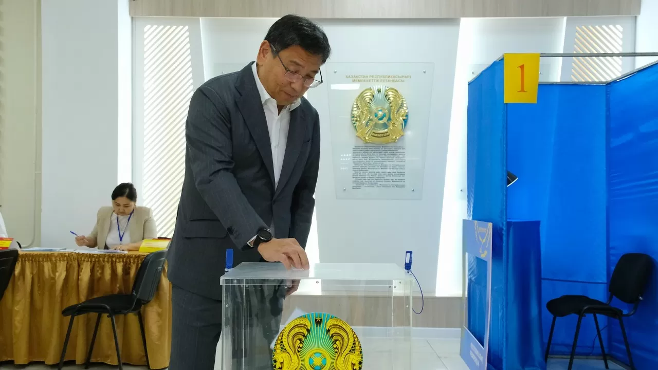 Аким Алматы проголосовал на референдуме 