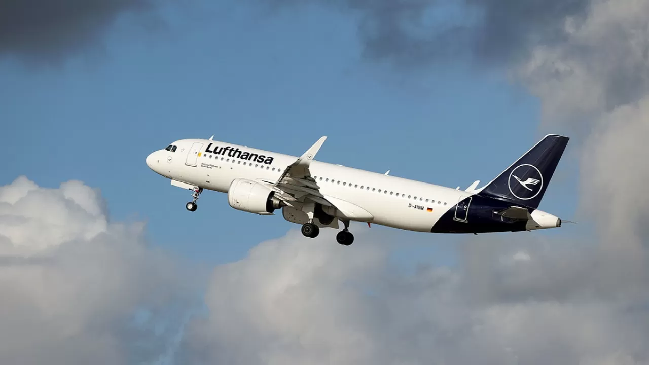 Lufthansa отменит более 3 тыс. рейсов в летние месяцы из-за дефицита сотрудников