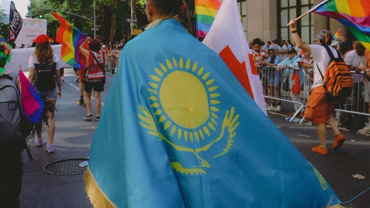 На гей-параде в Нью-Йорке развернули плакат в защиту казахстанских геев (видео) | Новости