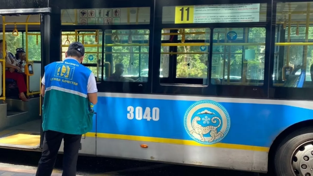 Контролеры появились в некоторых автобусах и троллейбусах Алматы