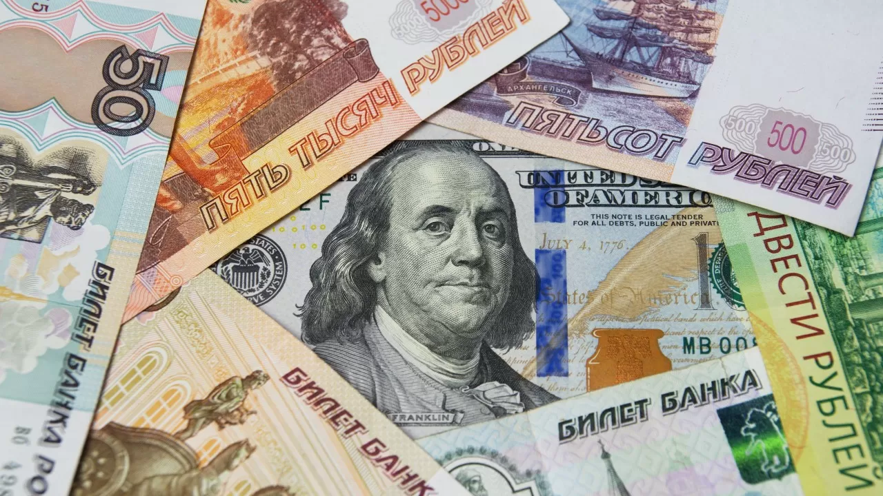 Прогнозные ожидания: удержатся ли до осени рубль на отметке 9 тенге, а доллар – 485 тенге