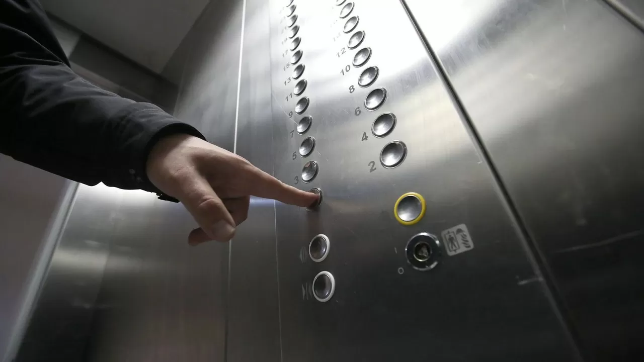 В Алматы лифт "сошел с ума" и чуть не убил пассажира
