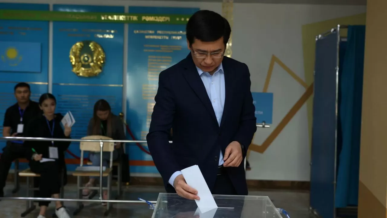 Асхат Аймагамбетов проголосовал на референдуме  