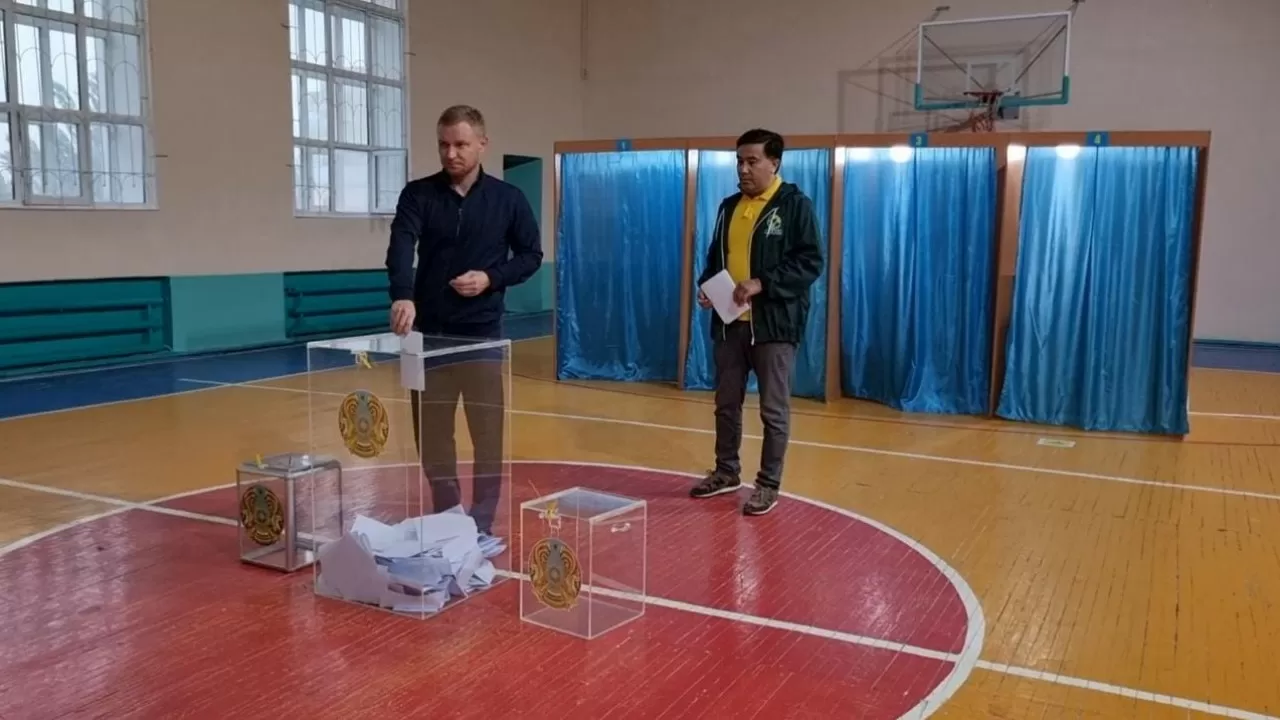 Известные казахстанские футболисты проголосовали в Семее  