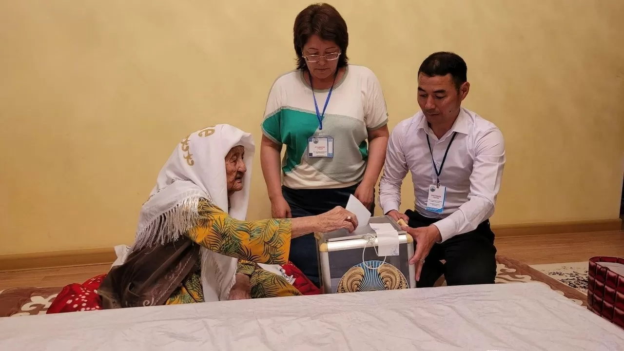 102-летняя кызылординка проголосовала дома 