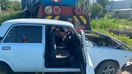 Поезд протаранил легковушку в Алматинской области