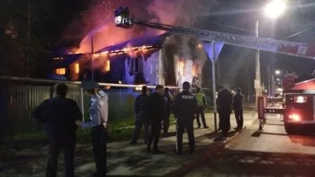 Двухэтажный дом сгорел в Костанае, погибли два человека