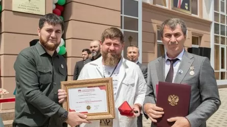 Кадырову вручили орден российские стоматологи