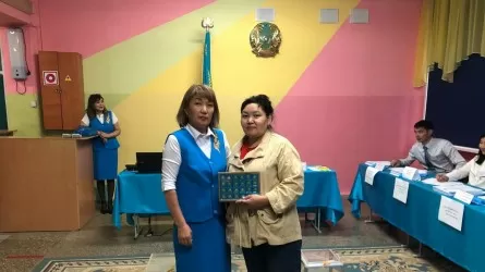 В Усть-Каменогорске первые проголосовавшие получили подарки  