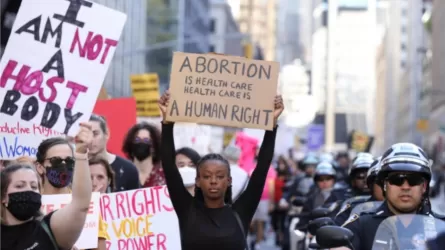 Тысячи человек собрались в Нью-Йорке в защиту права на аборты