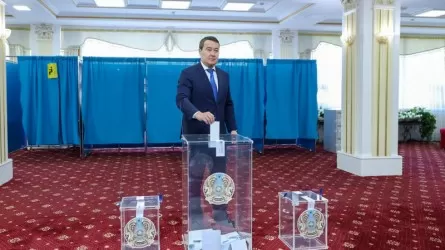 Премьер Казахстана проголосовал в Нур-Султане на республиканском референдуме 