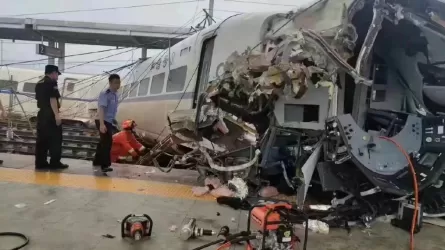 На юге Китая скоростной поезд сошел с рельсов из-за оползня