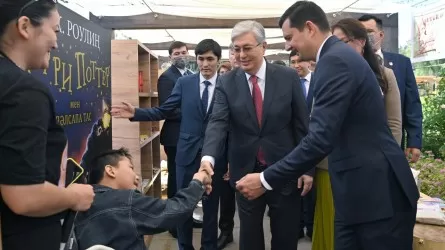 Президент посетил детский творческий фестиваль в Алматы и оставил автограф
