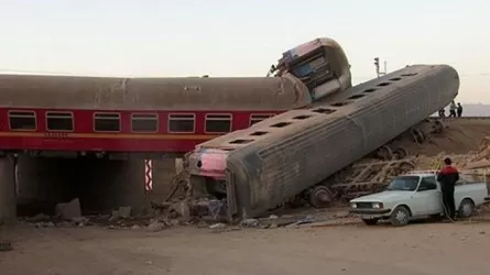 17 человек погибли в результате схода с рельсов поезда в Иране