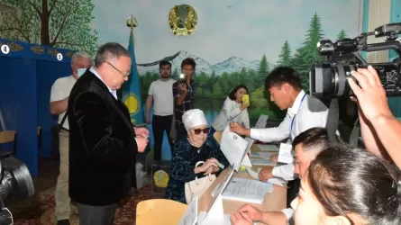 Аким Актюбинской области проголосовал на референдуме вместе со своей семьей 