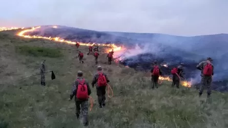 В Карагандинской области не могут потушить степной пожар
