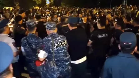 В Ереване 50 человек пострадали в стычках манифестантов с полицией