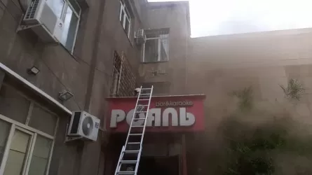 Люди оказались заблокированы в здании из-за пожара в караоке-баре в Алматы
