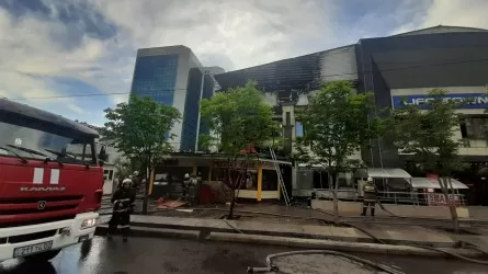 Донерная и торговый дом горели в Алматы