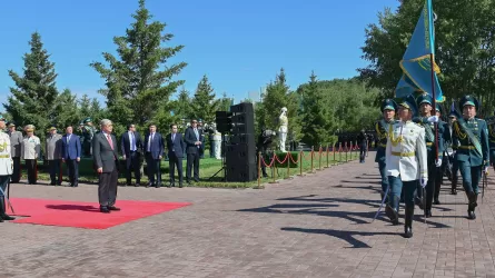 Токаев принял участие в церемонии поднятия государственного флага