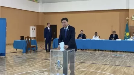 Председатель мажилиса Ерлан Кошанов проголосовал на референдуме  