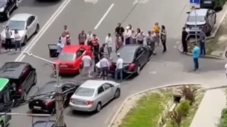 В Алматы скончался водитель, оказавшийся на перекрытой митингующими дороге