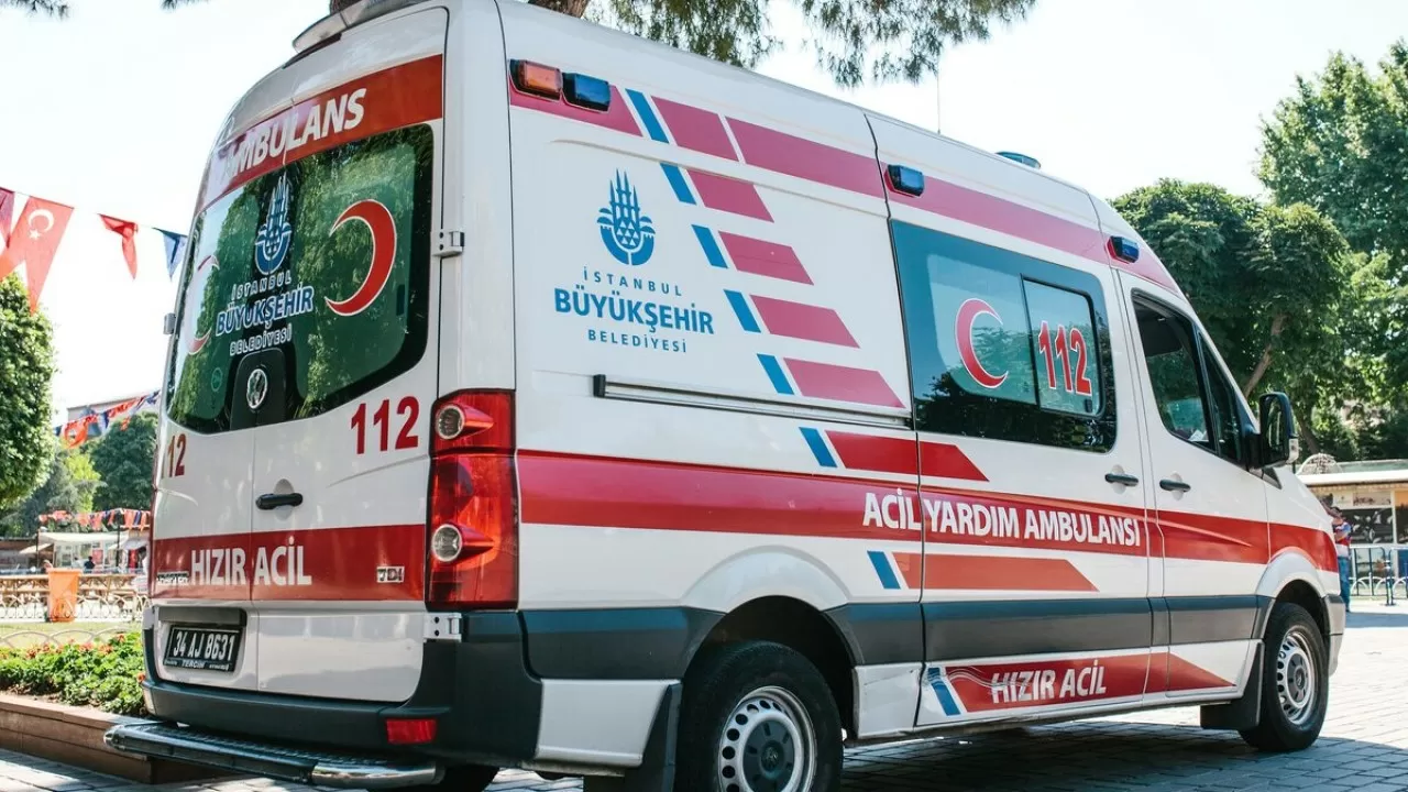 Туристический микроавтобус упал в пропасть в Турции: десятки пострадавших 